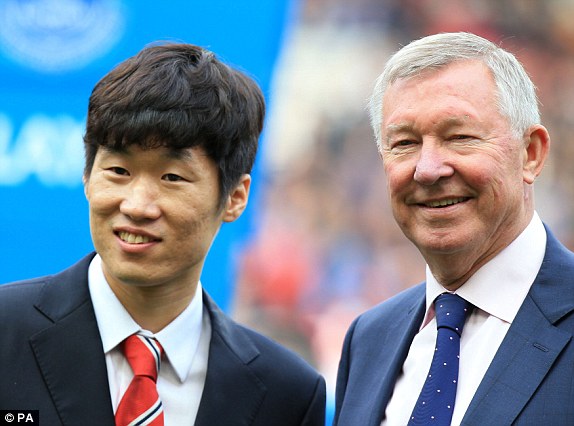 1412506731380 lc galleryImage Sir Alex Ferguson poses f