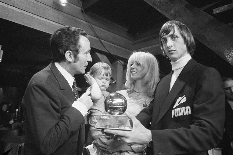 Johan Cruijff bij de uitreiking van de Ballon dOr in 1971
