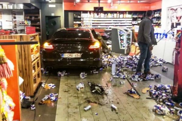 Ποδοσφαιριστής μπούκαρε σε κατάστημα με το αυτοκίνητο! (video)