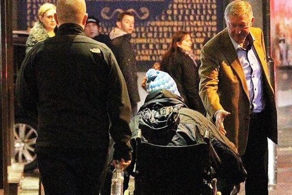 Χειραψία του σερ Άλεξ με ζητιάνο, πιθανόν οπαδό της Μάντσεστερ Σίτι (photos)