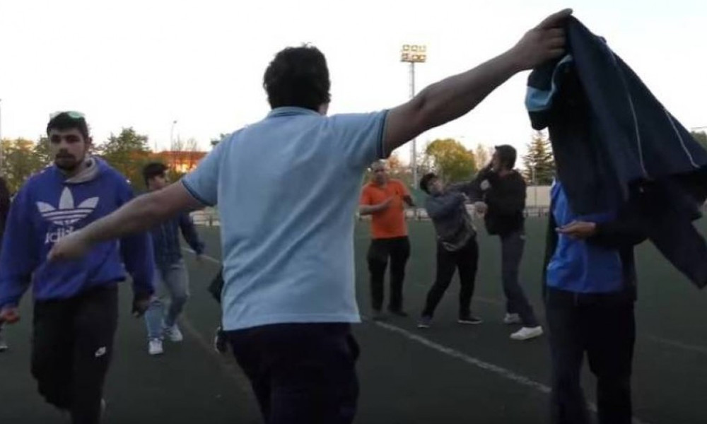 Απίστευτο ξύλο γονέων σε παιχνίδι παίδων!