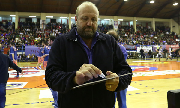 Αποχώρηση Πολέμη και πρέσινγκ για να μείνει στο Περιστέρι
