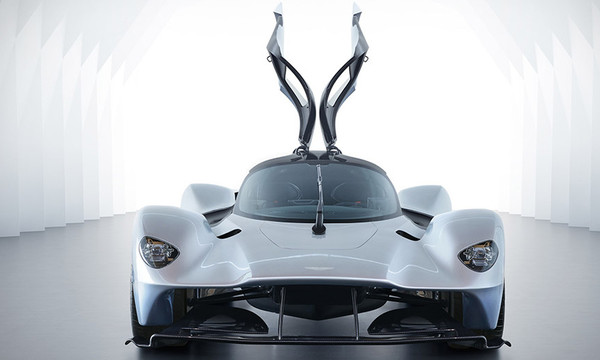 Υποκλίσου μπροστά στη φτερωτή γοητεία της Aston Martin Valkyrie