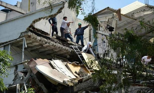 Σεισμός Μεξικό: Δεκάδες νεκροί και εγκλωβισμένοι σε φλεγόμενα κτήρια (pics+vid)