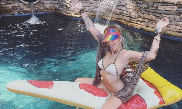 Αυτά είναι! Η κόρη του Μάικλ Τζάκσον και πάλι topless!