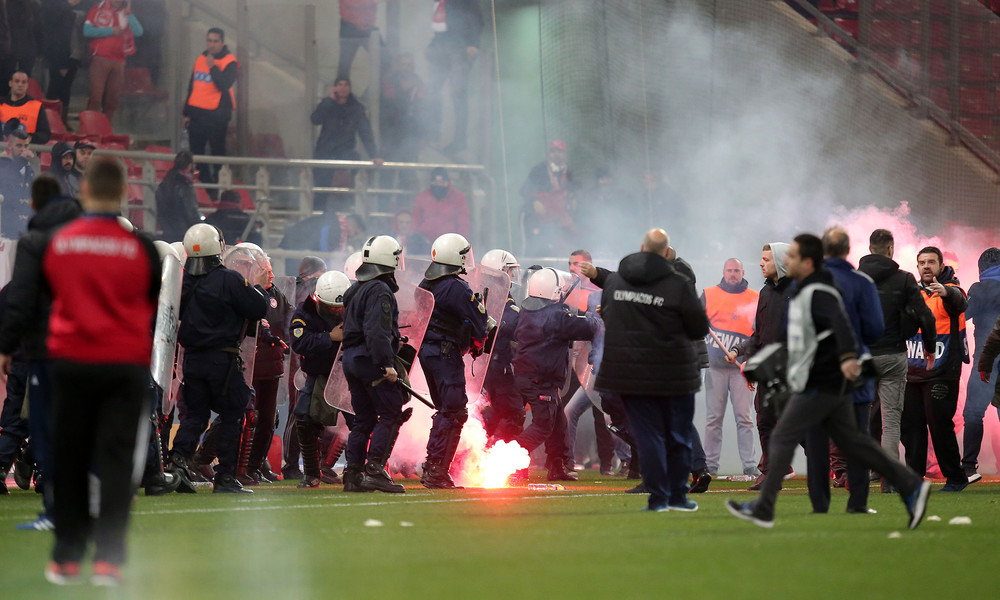 Αποτέλεσμα εικόνας για ΠΑΕ Ολυμπιακός εγκαλείται και για ρίψη αντικειμένων που προκάλεσαν προσωρινά διακοπή του αγώνα