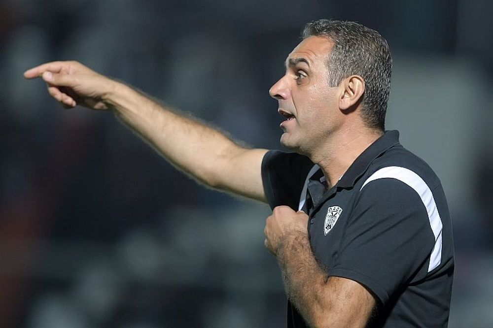 Άντονι Νιούτον που βγαίνει με τον προπονητή