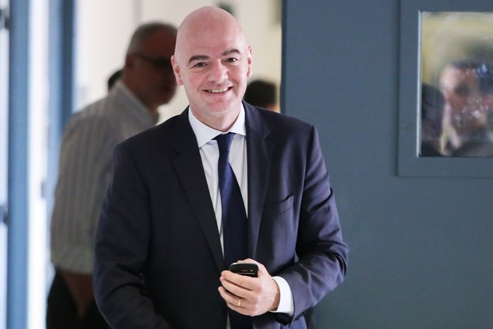 είναι ο Σπένσερ που βγαίνει με τη Λουίζ